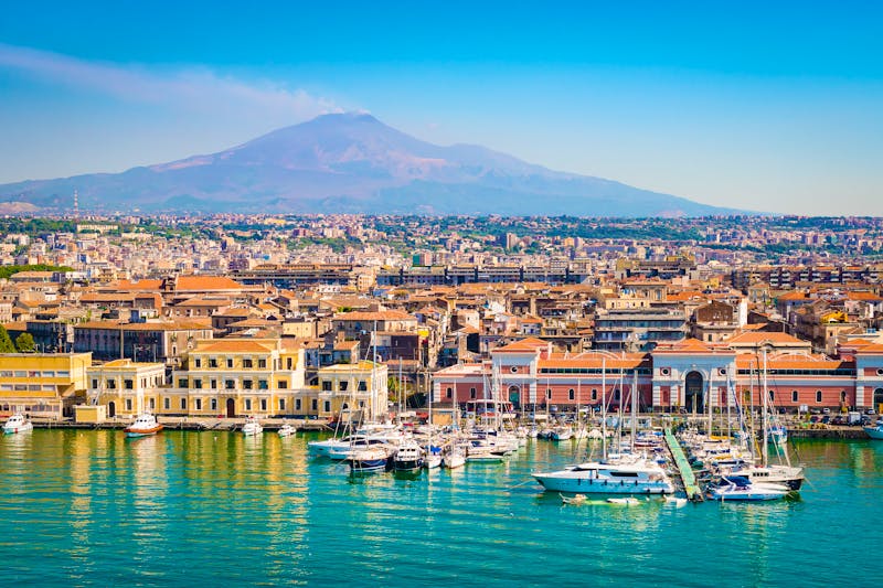 Sizilien – Catania mit Ätna im Hintergrund - ©©napa74 - stock.adobe.com