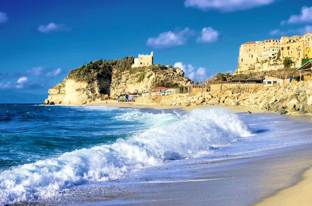 Küste von Tropea &ndash; &copy; adobestock.com