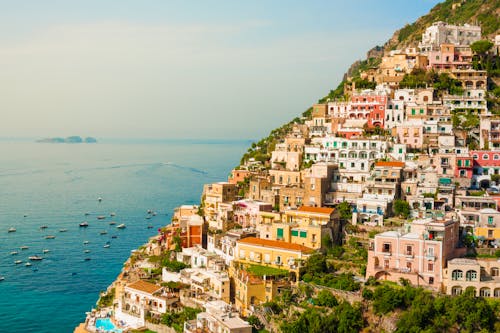 Amalfiküste – Blick auf Positano bei Sonnenaufgang &ndash; &copy; gurgenb - stock.adobe.com
