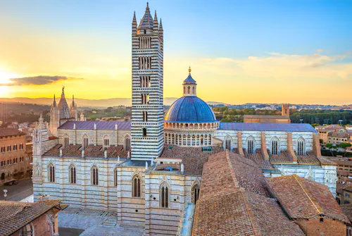Siena – Panoramablick über die Stadt und auf die Kathedrale &ndash; &copy; stevanzz - stock.adobe.com