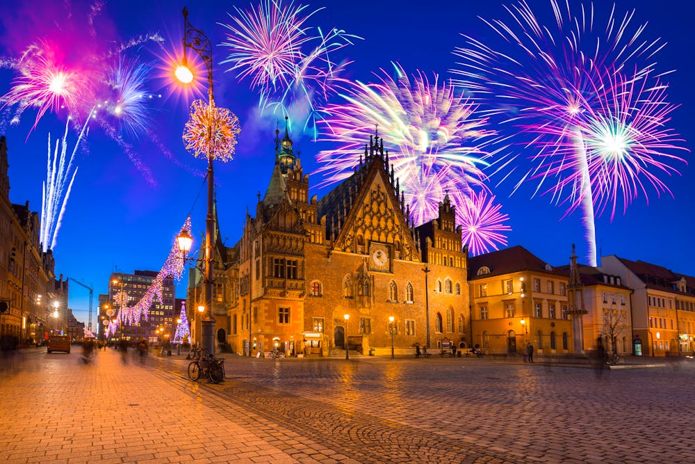 Wroclaw – Neujahrsfeuerwerk in der Altstadt &ndash; &copy; Patryk Kosmider – stock.adobe.com