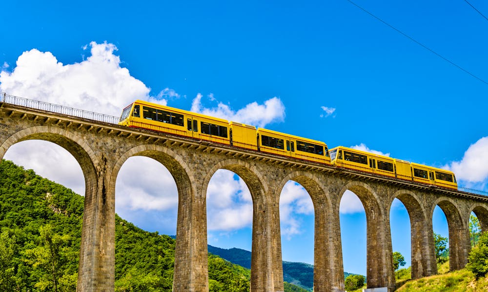 Der "gelbe Zug" Ligne de Cerdagne auf der Sejourne-Brücke &ndash; &copy; Leonid Andronov - stock.adobe.com