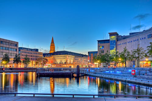 Kieler Hafen am Abend mit dem Raus im Hintergrund &ndash; &copy; Marco2811 - stock.adobe.com