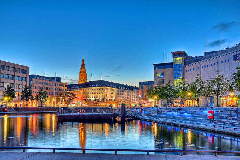 Kieler Hafen am Abend mit dem Raus im Hintergrund - ©Marco2811 - stock.adobe.com