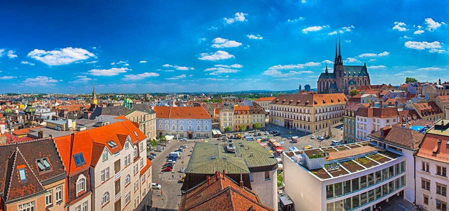 Brünn – Panoramablick über die Stadt mit St-Peter-und-Paul-Kathedrale – © Horváth Botond - stock.adobe.com