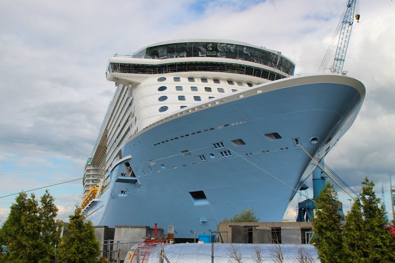 Ein Kreuzfahrtschiff in einer Werft - ©Joerg Sabel – Adobe Stock