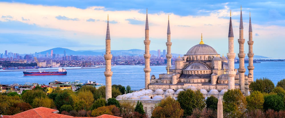 Istanbul – Bosperus Panorama mit Blauer Moschee &ndash; &copy; Boris Stroujko - stock.adobe.com