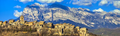 Ainsa Bergdorf in Aragon &ndash; &copy; Freesurf - stock.adobe.com