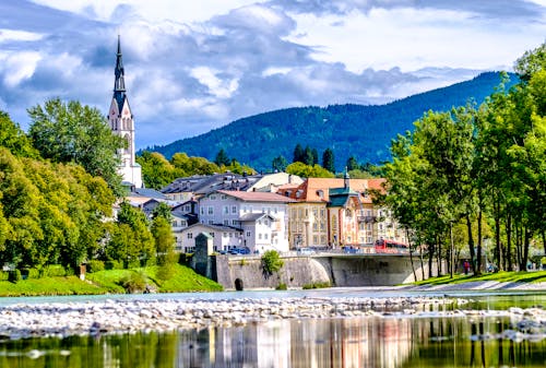 Isar-Ufer und Altstadt in Bad Tölz &ndash; &copy; ©fottoo - stock.adobe.com