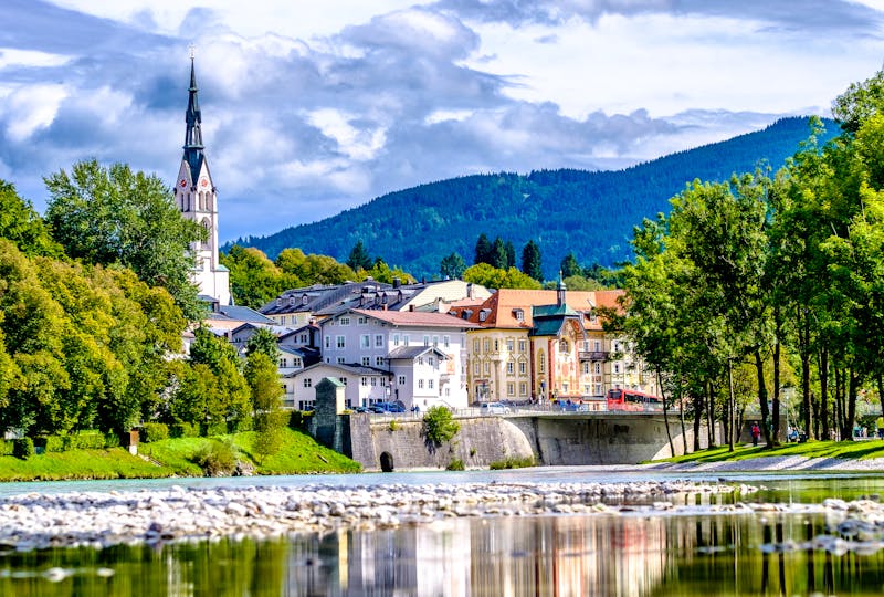 Isar-Ufer und Altstadt in Bad Tölz - ©©fottoo - stock.adobe.com