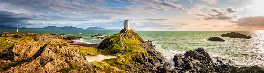 Wales Leuchtturm Anglesey Küste &ndash; &copy; Karen Mandau – stock.adobe.com