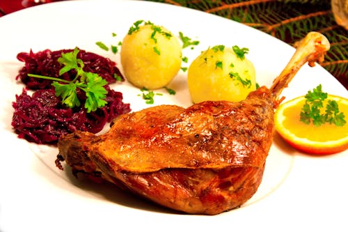 Martinsgans-Essen &ndash; &copy; Dalmatin.O - Adobe Stockphoto