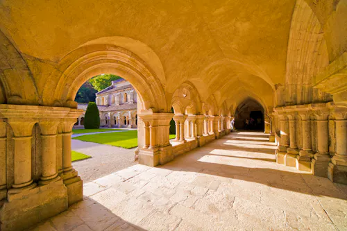 Burgund Abtei von Fontenay &ndash; &copy; aterrom – stock.adobe.com
