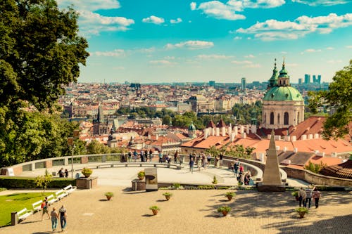 Der Hartigsgarten auf der Prager Burg in Sommer in Prag &ndash; &copy; romanple - stock.adobe.com