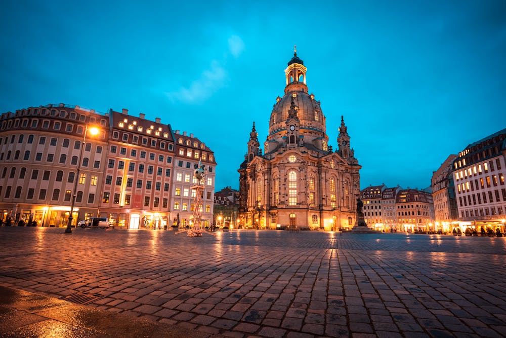Neumarkt vor der Frauenkirche am Abend &ndash; &copy; k_samurkas - stock.adobe.com