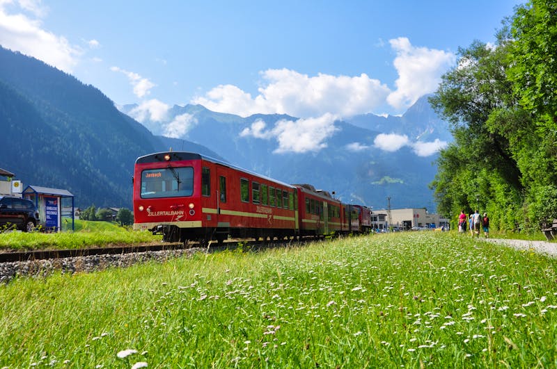 Zillertalbahn vor der Bergkulisse in Tirol - ©Henry Czauderna - stock.adobe.com