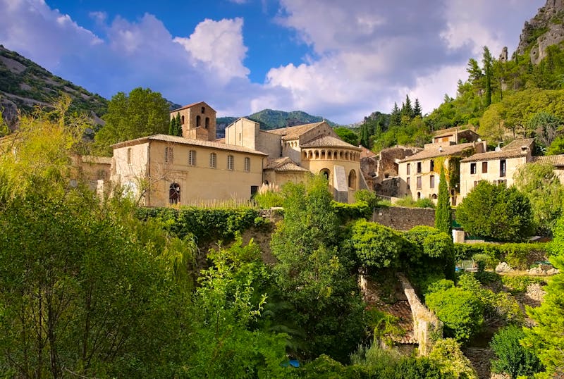 Die mittelalterliche Gemeinde Saint-Guilhem-le-Desert - ©LianeM - stock.adobe.com
