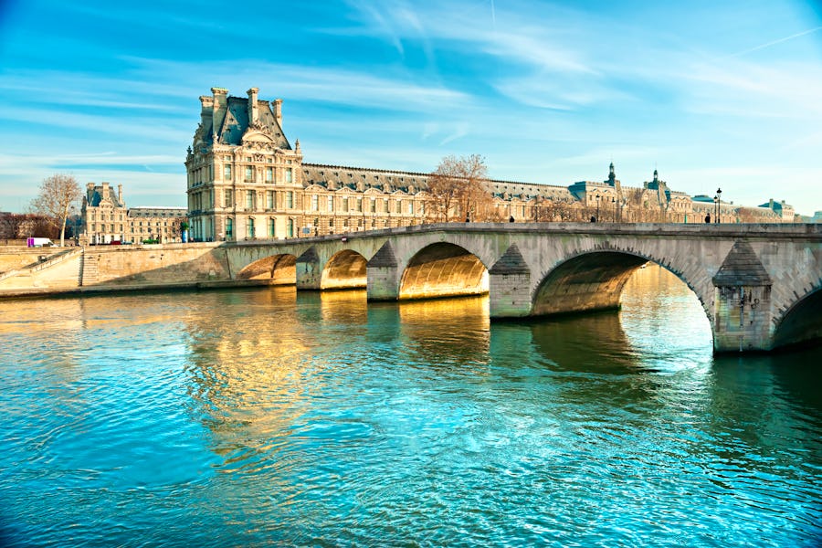 Der Louvre Museum und der Pont du Carrousel – © Luciano Mortula-LGM - stock.adobe.com