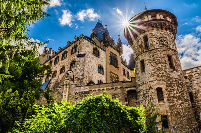 Schloss Wernigerode im Harz mit Sonnenschein - ©riebevonsehl - stock.adobe.com