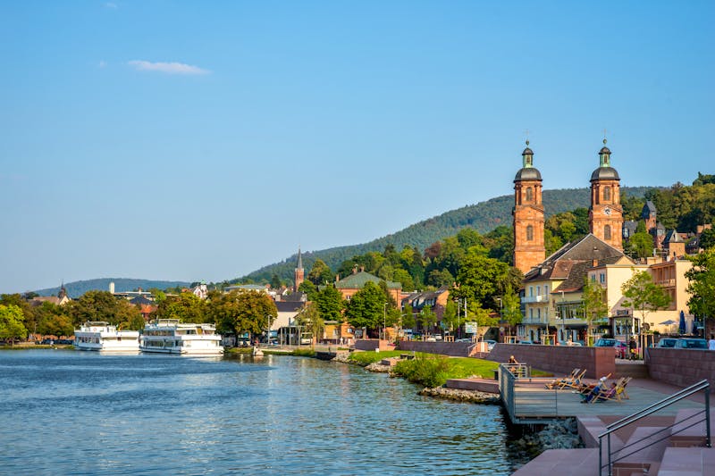 Miltenberg, Stadtkirche St. Jakobus am Main - ©pure-life-pictures - stock.adobe.com