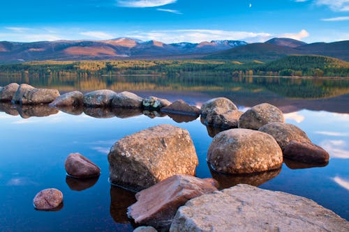 Loch Morlich in Schottland &ndash; &copy; ©johnbraid - stock.adobe.com