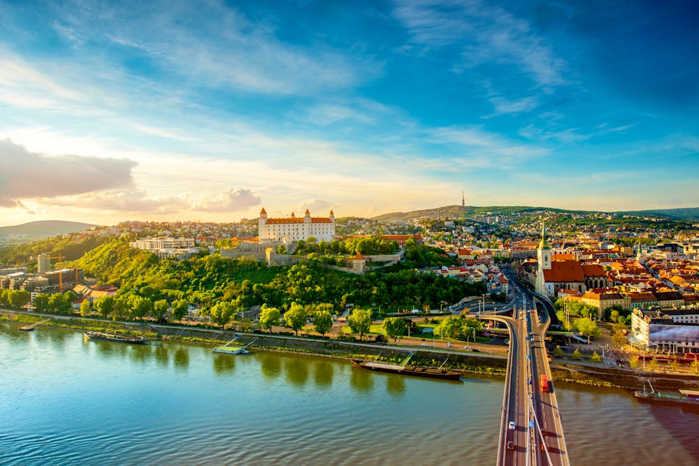 Bratislava - Blick über die Donau auf die Pressburger Burg &ndash; &copy; ©rh2010 - stock.adobe.com