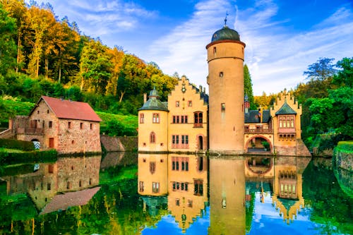 Wasserschloss Mespelbrunn im Spessart &ndash; &copy; Freesurf - stock.adobe.com