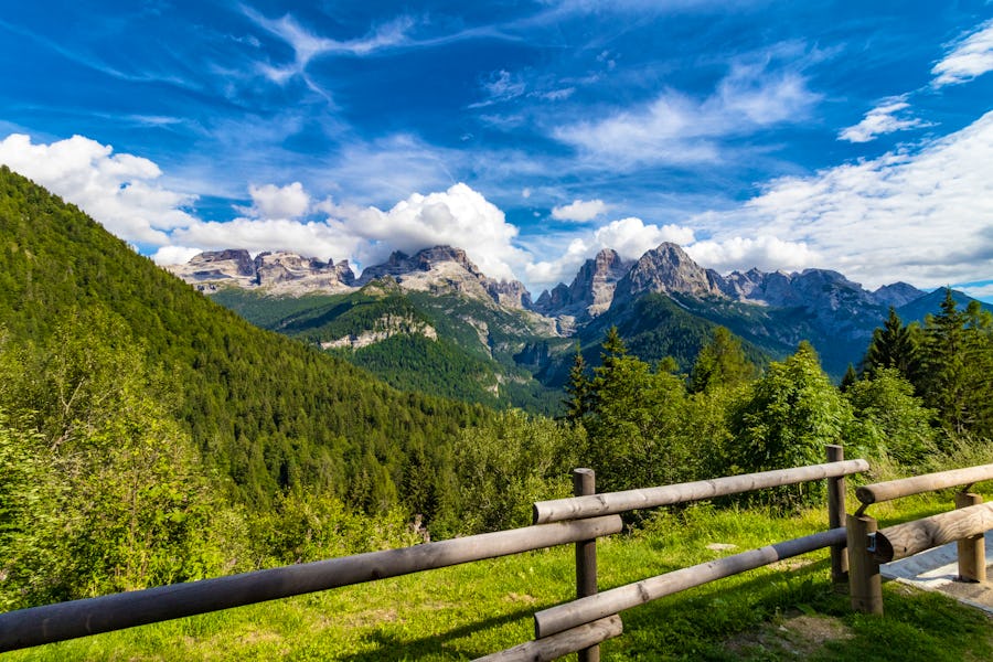Ausblick auf das Bergmassiv der Brenta-Dolomiten – © casagrandelor – stock.adobe.com