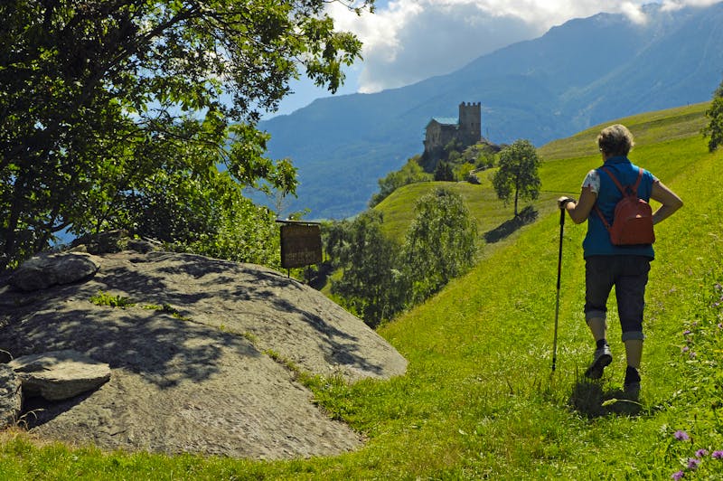 Wanderer beim Schloss Juval, Südtirol - ©traveldia – stock.adobe.com
