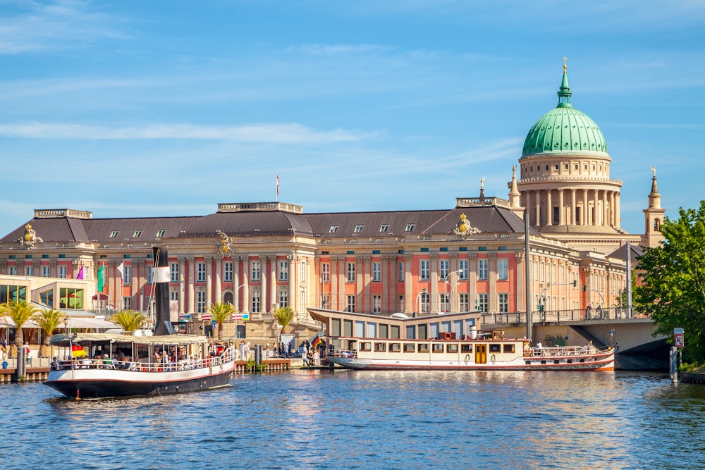 Nikolaikirche und Landtag in Potsdam – © pure-life-pictures - stock.adobe.com