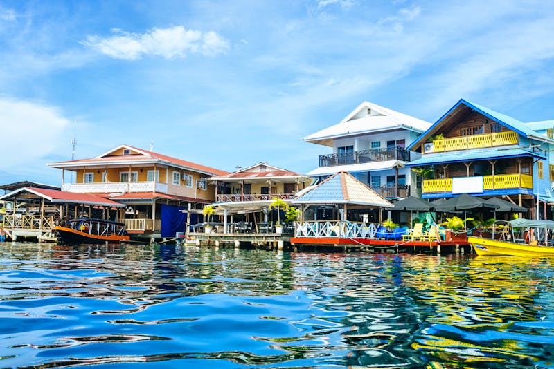 Panama – Typische Häuser am Meer in Bocas del Toro - ©KikoStock - stock.adobe.com