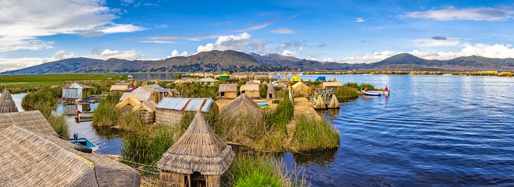 Die schwimmenden Dörfern der Uro am Titicaca-See &ndash; &copy; Knipsersiggi - stock.adobe.com