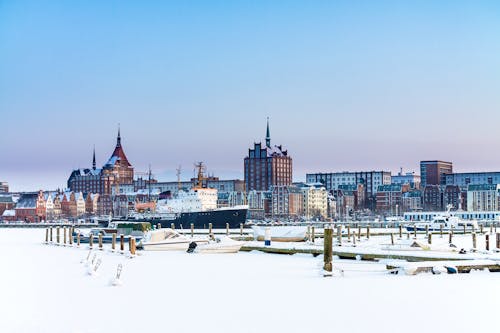 Blick über die Warnow auf die Hansestadt Rostock im Winter &ndash; &copy; ©Rico Ködder - stock.adobe.com