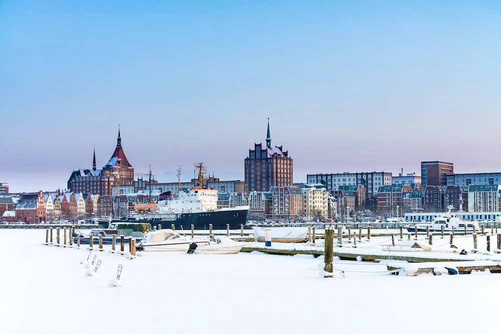 Blick über die Warnow auf die Hansestadt Rostock im Winter &ndash; &copy; ©Rico Ködder - stock.adobe.com