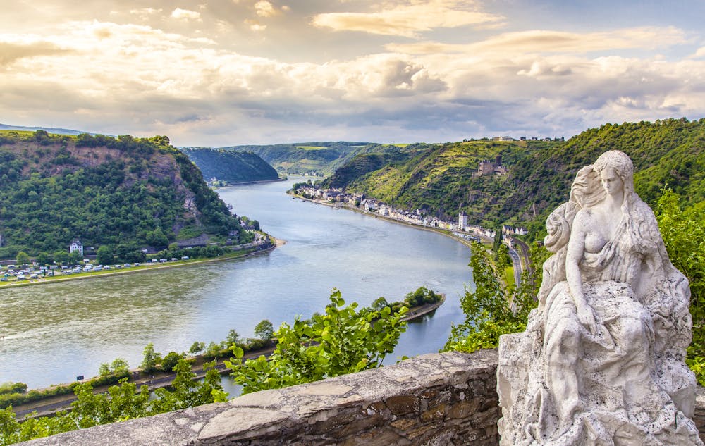 Loreley und Rheintal bei Sankt Goarshausen &ndash; &copy; Alice_D - stock.adobe.com