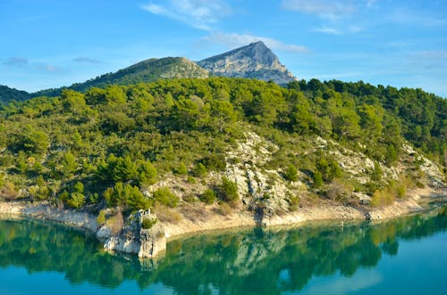 Montagne Sainte Victoire am Bimont-See &ndash; &copy; NANCY - stock.adobe.com