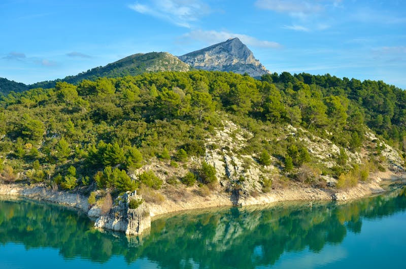 Montagne Sainte Victoire am Bimont-See - ©NANCY - stock.adobe.com