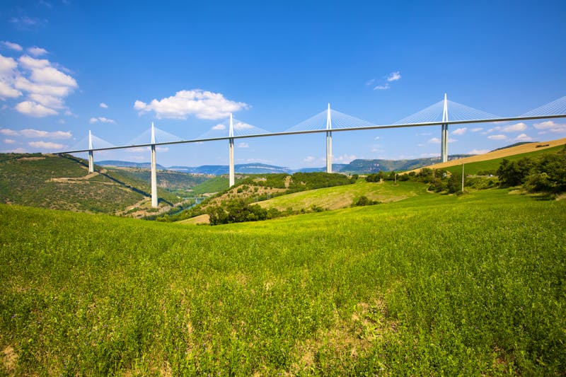 Blick auf das Viadikt von Millau - ©davidevison - stock.adobe.com