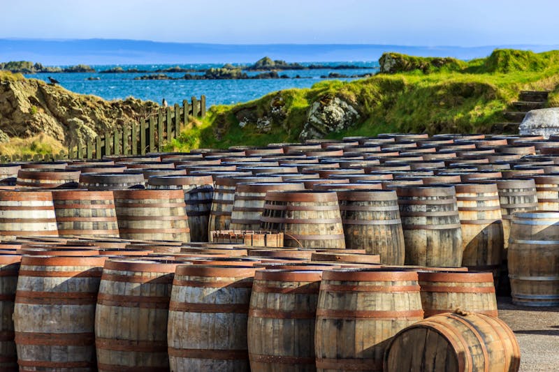 Scotch Whisky Fässer, Insel Islay - ©Rebecca - stock.adobe.com