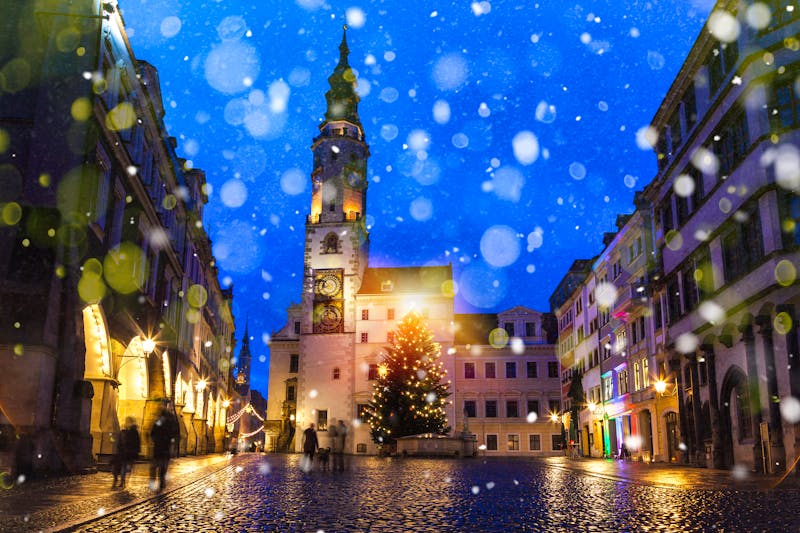 Das alte Rathaus in Görlitz in Sachsen zu Weihnachten mit Schneefall - ©Alexander Limbach - stock.adobe.com