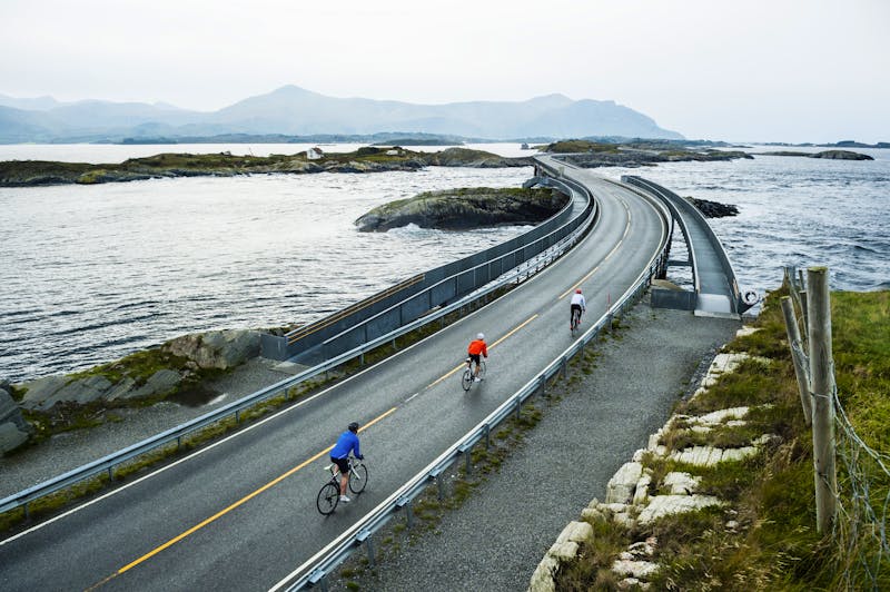 Radfahrer auf der Atlantikstraße  - ©Mattias Fredriksson/visitnorway.com
