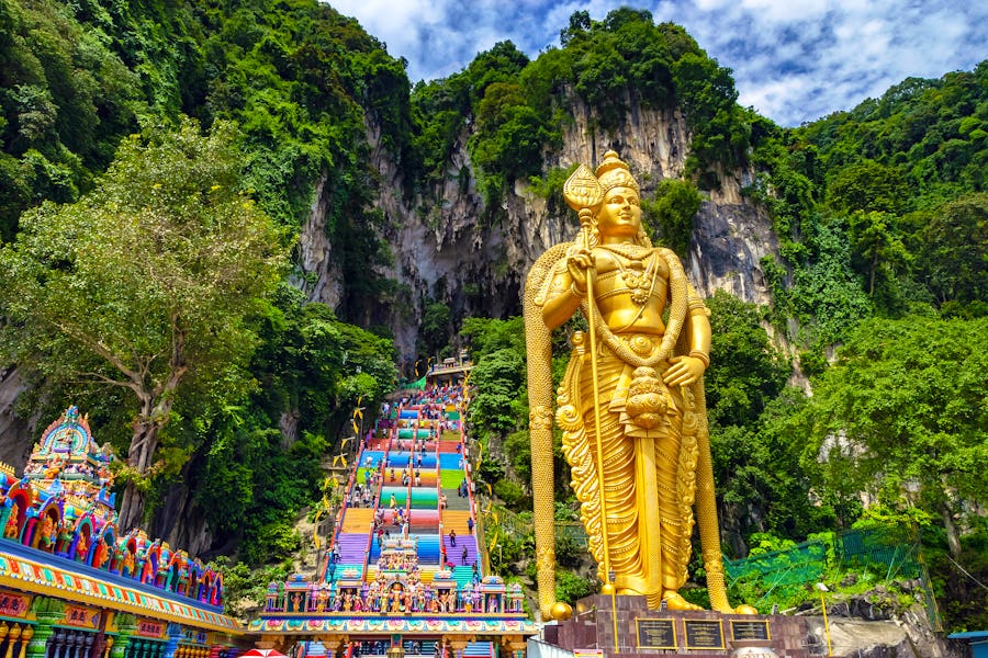 Hindu-Tempel in den Batu Caves in Malaysia bei Kuala Lumpur – © ©Andrzej Plotnikow - stock.adobe.com
