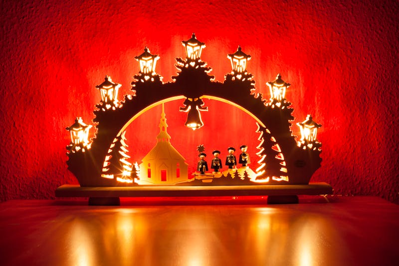 Schwibbogen - Kunsthandwerk aus dem Erzgebirge - ©©Angelika Bentin - stock.adobe.com