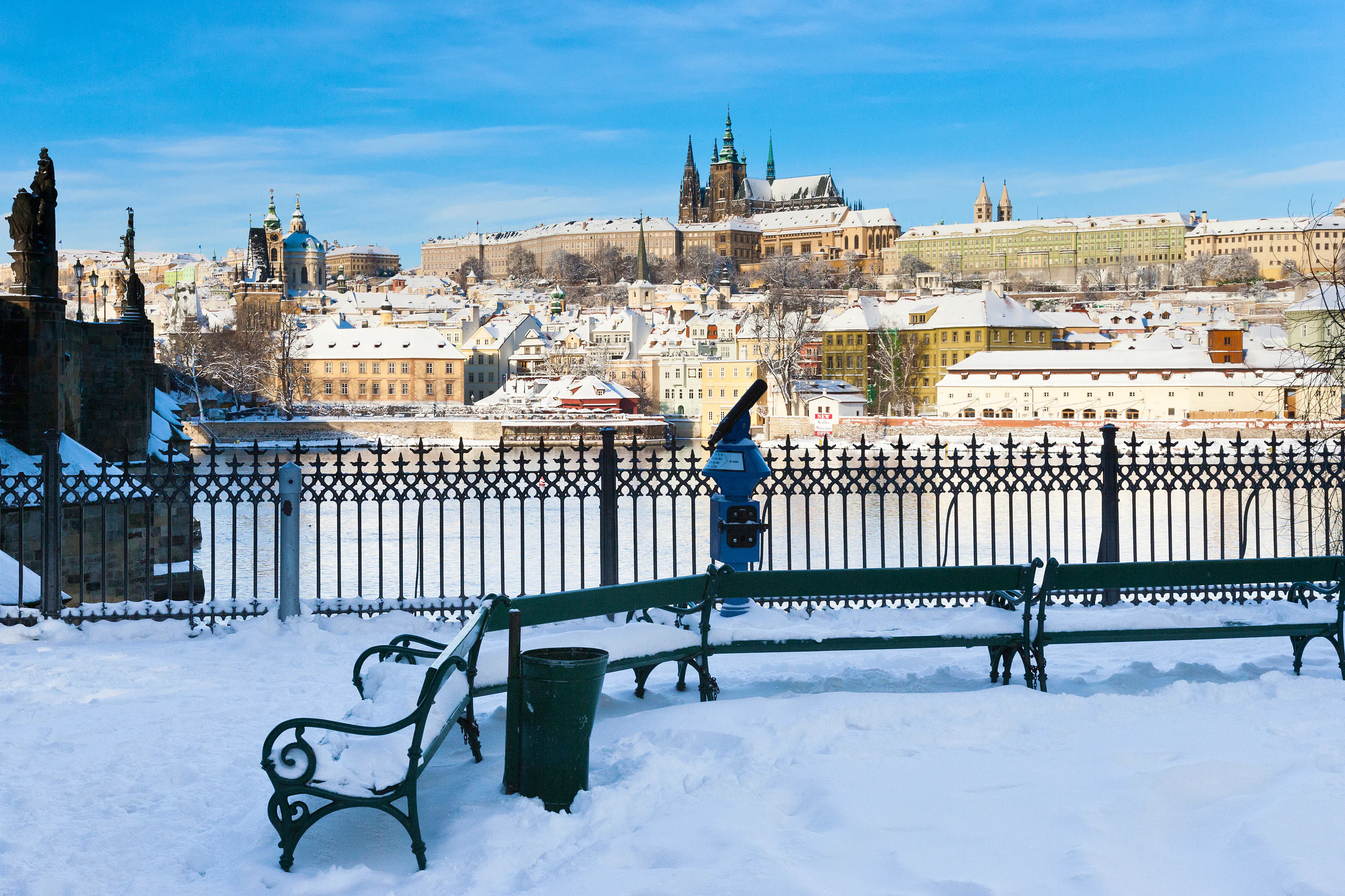 Prag – Blick auf das Schloss im Winter &ndash; &copy; kaprikfoto - Adobe Stockphotos