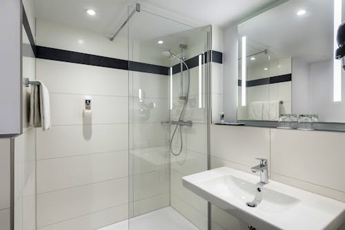 Mercure Hotel Bielefeld Johannisberg Badezimmer &ndash; &copy; Alle Rechte vorbehalten lt. §2UrhG.