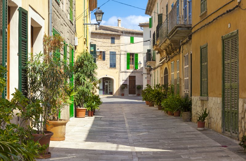 Gasse in Alcudia - ©©Anna Reinert - stock.adobe.com