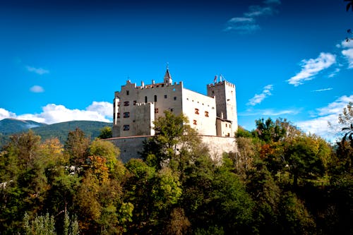 Schloss Bruneck mit dem MMM Ripa &ndash; &copy; dannywilde - Adobe Stockphoto
