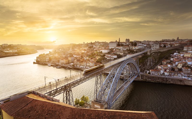 Blick auf Porto - ©PUNTO STUDIO FOTO AG – stock.adobe.com