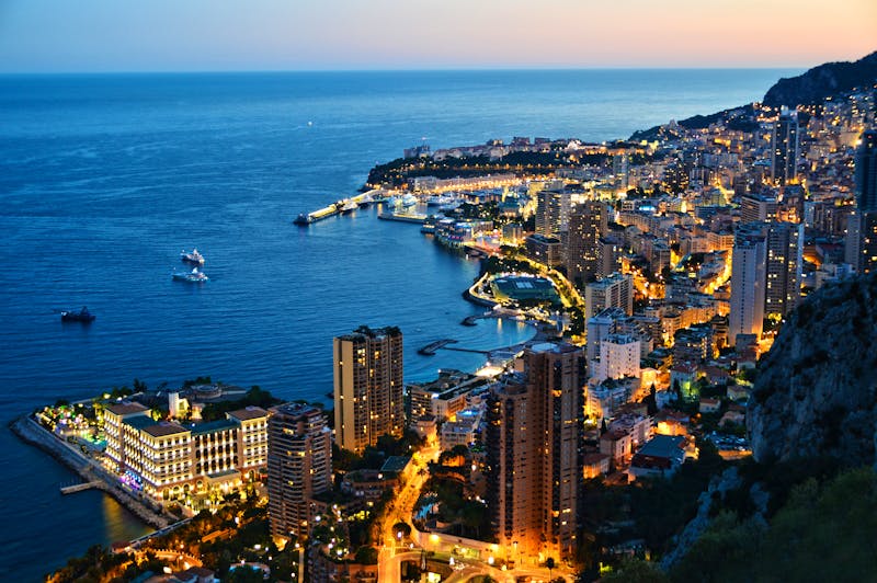 Monaco am Abend - ©monticellllo – stock.adobe.com