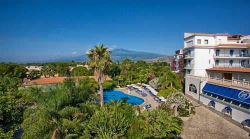 Hotel Sant Alphio Garden Außenansicht mit Ätna – © Sicilvision